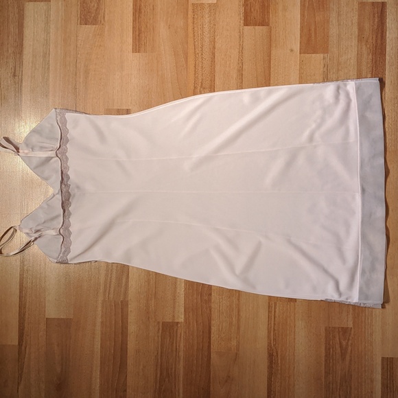 Vintage light pink dress slip with lace trim on bodice and hem by Dorsay - Picture 5 of 8